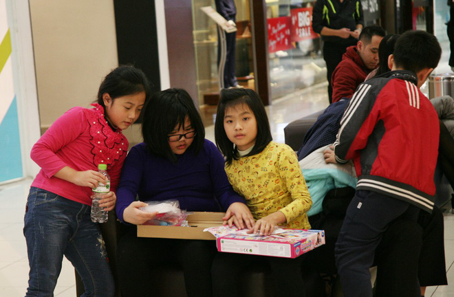 Mưa cả ngày, người Hà Nội đổ về các TTTM mua sắm và vui chơi ngày đầu nghỉ lễ Tết Dương lịch